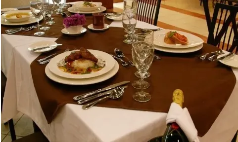 The restaurant service classroom is a specialized classroom where students learn various restaurant service skills. A professional classroom designed for learning restaurant service skills, modeled after actual restaurant layouts.