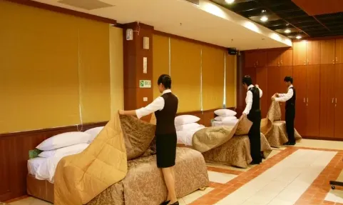 A housekeeping classroom for practicing housekeeping skills, built according to the standards of real hotels. The housekeeping classroom for practical skills, equipped with standard beds and complete bathroom facilities for practice.