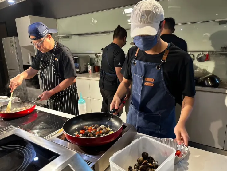 從廚藝專業出發,融合美食創意、餐飲管理與創業思維,培養兼具技術與創新的美食人才。